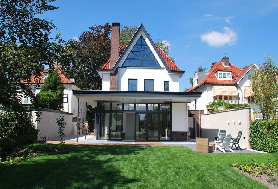 Woning met een lichte uitbouw en brede glazen pui aan de tuin